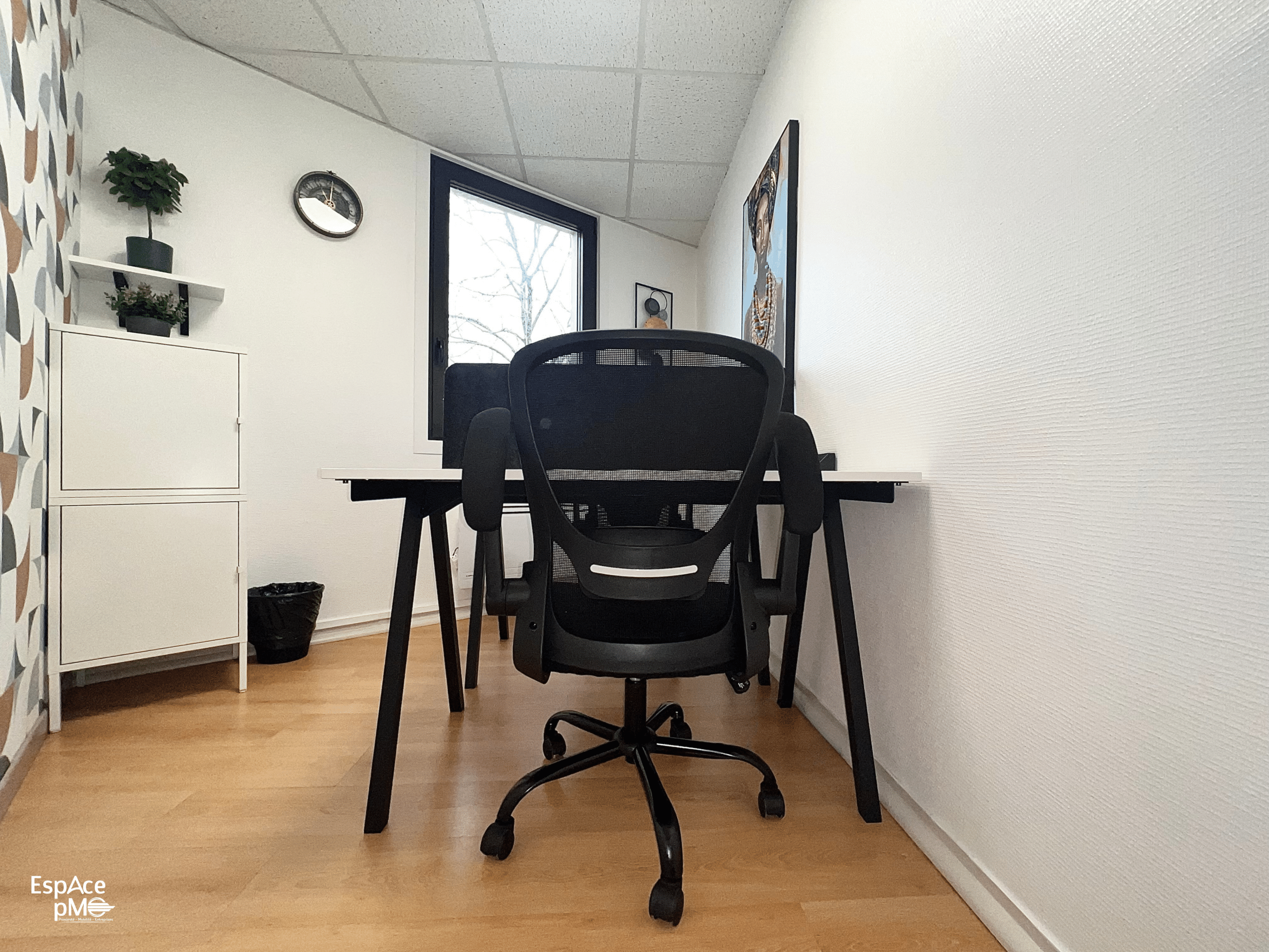 Espace de travail calme et inspirant avec lumière naturelle et vue sur un environnement verdoyant.