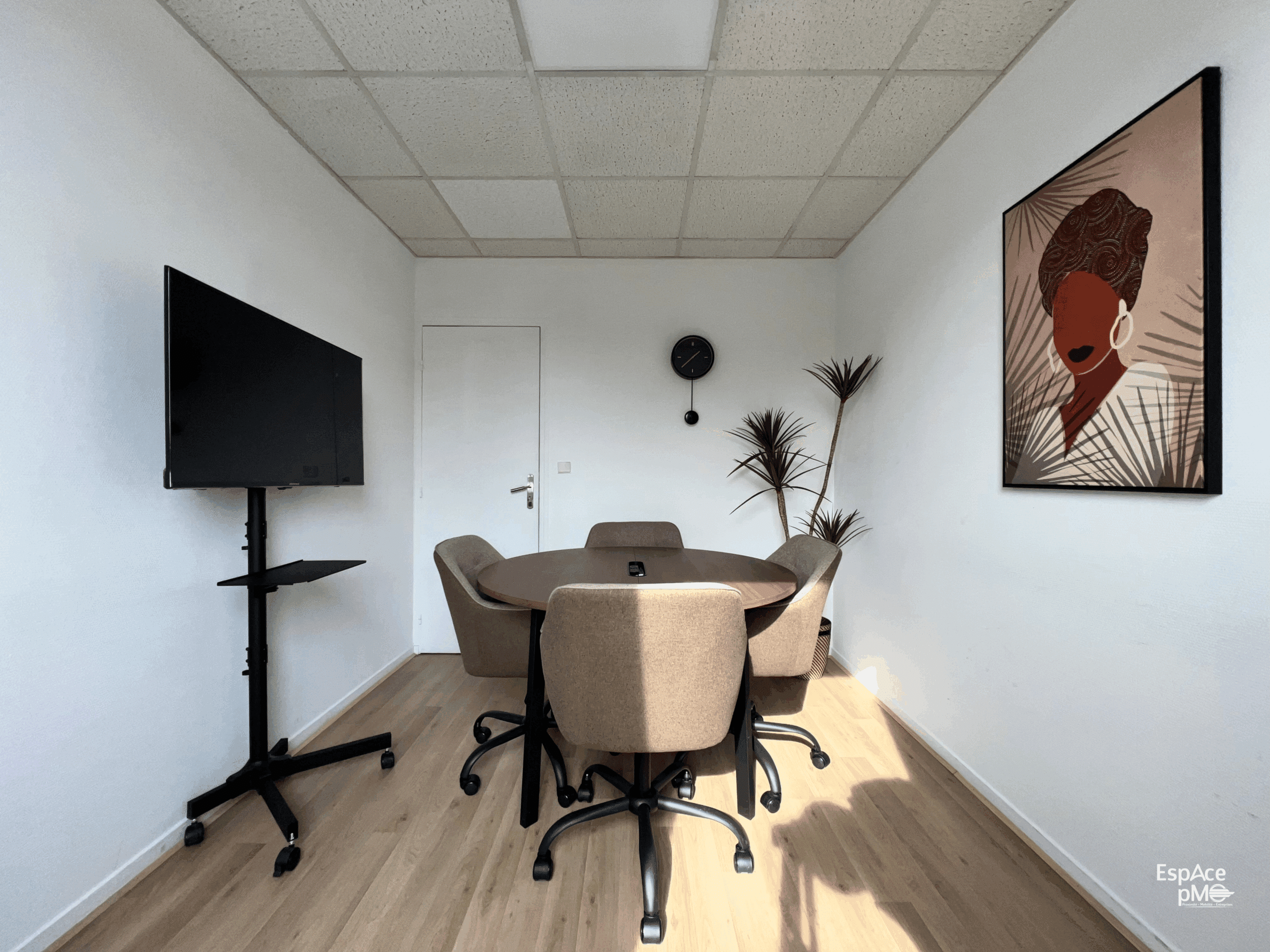 Salle de réunion lumineuse et fonctionnelle pour équipes et sessions professionnelles