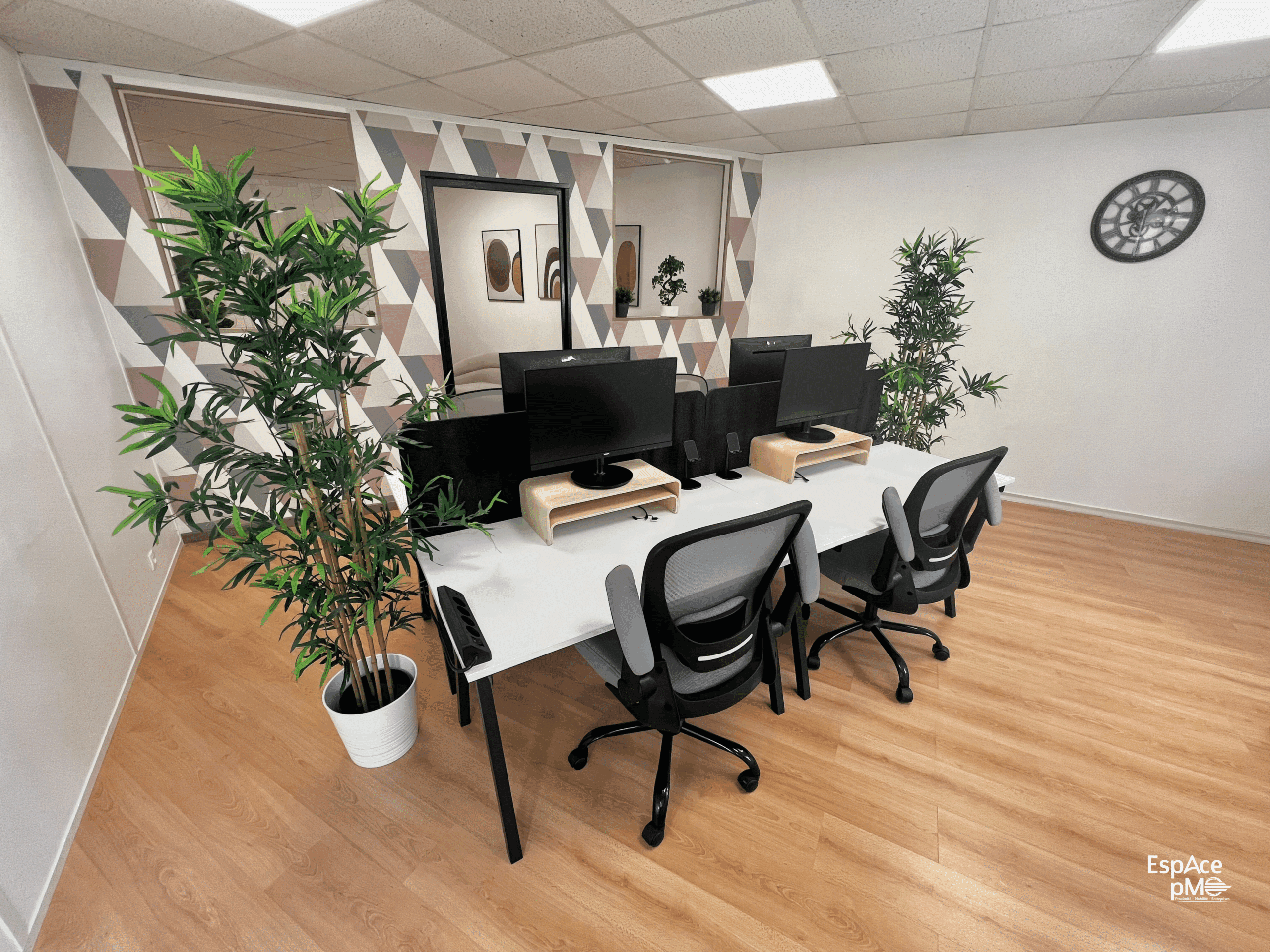 Open space de coworking fonctionnel avec équipements et casiers sécurisés