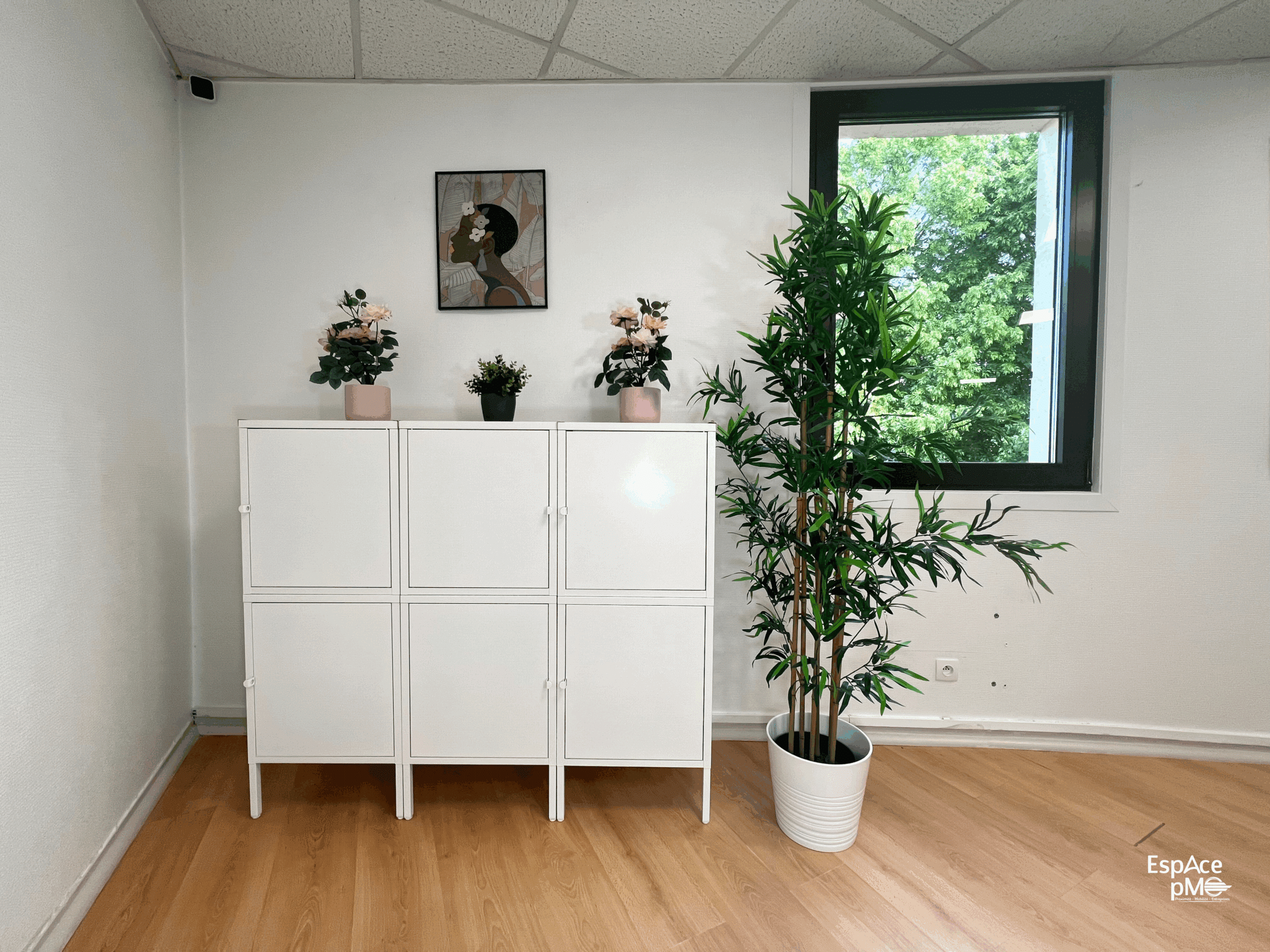 Espace de coworking moderne proposant plusieurs postes de travail confortables