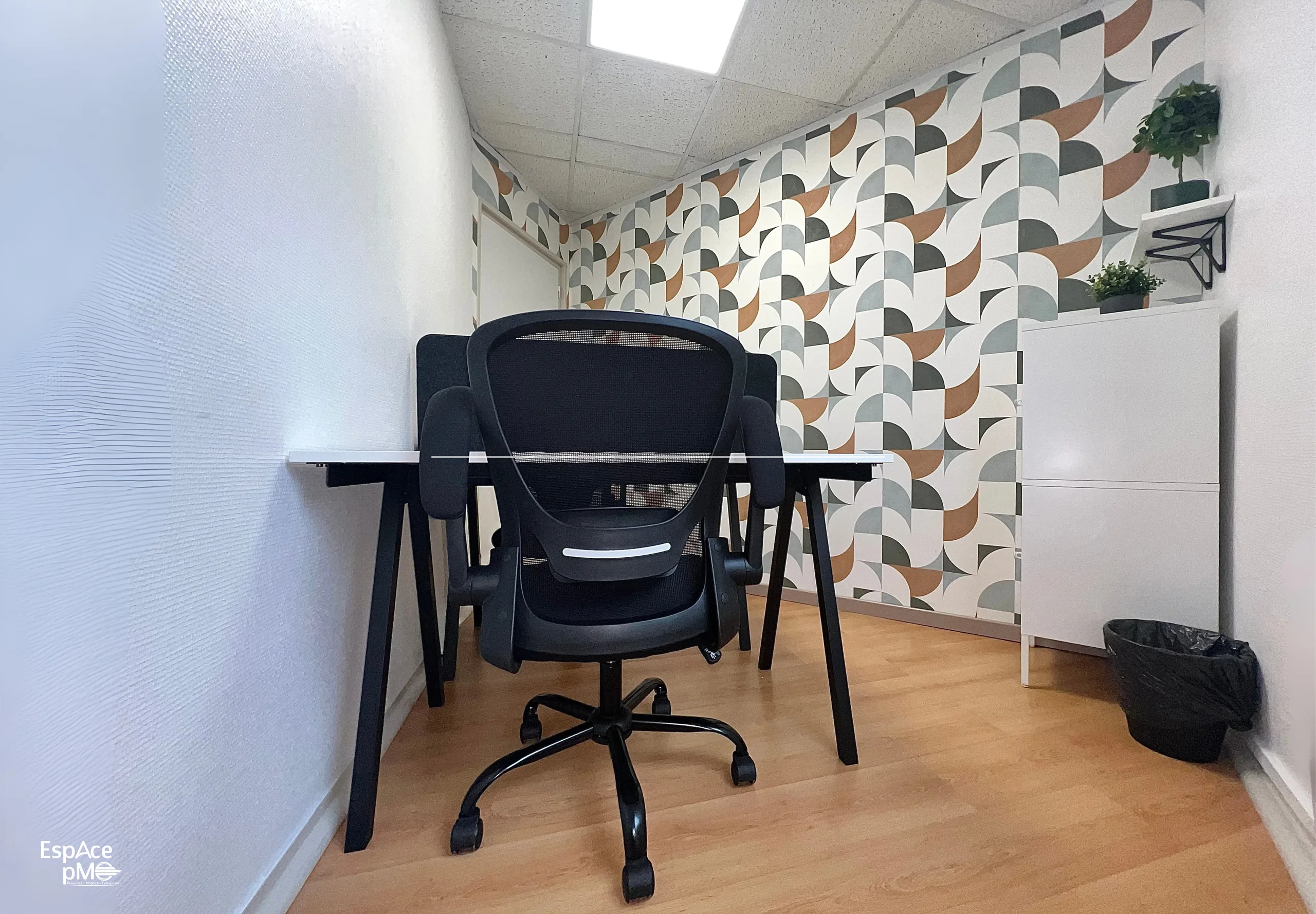 Espace de coworking lumineux pour deux personnes avec mobilier moderne.