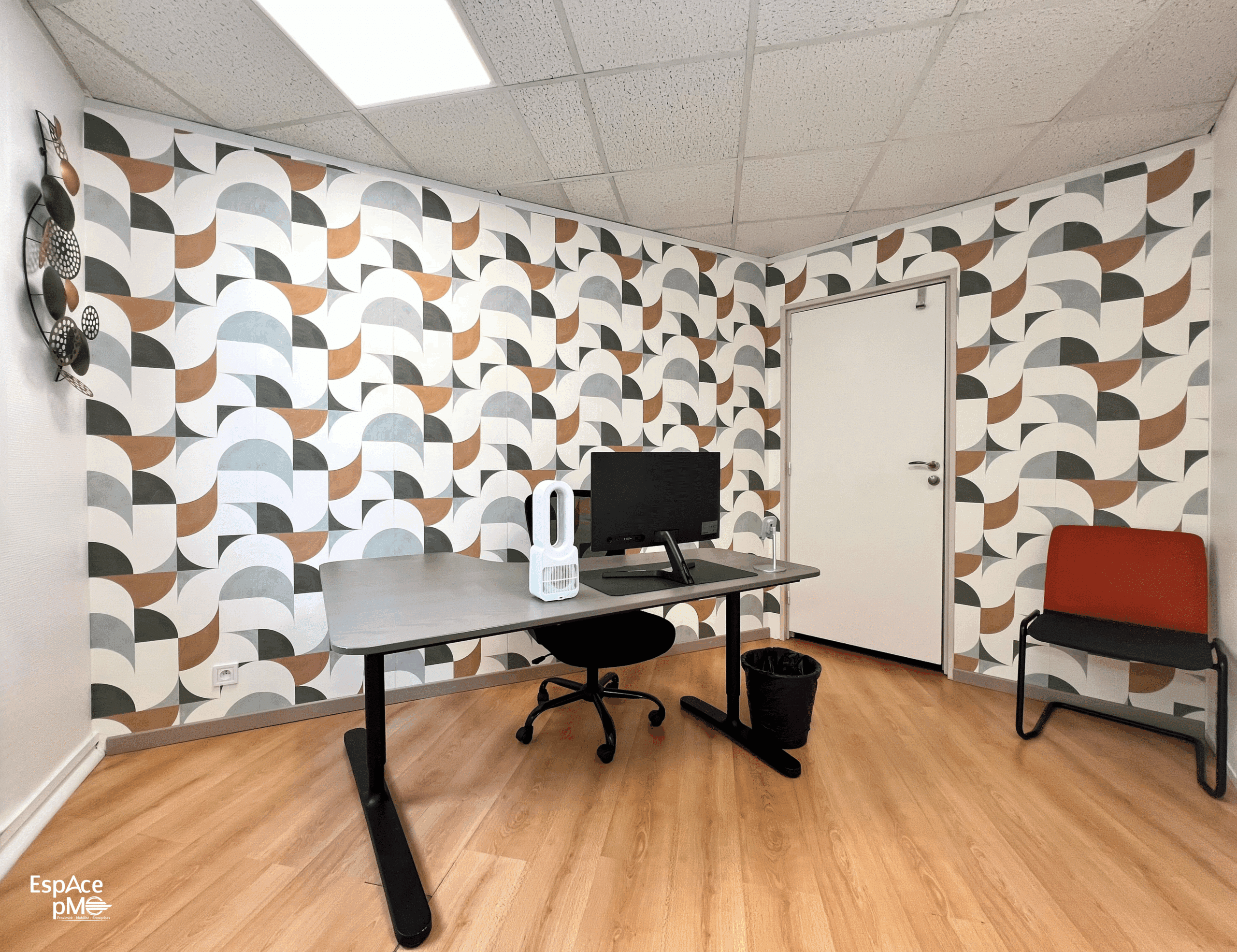 Bureau privatif lumineux avec espace de travail confortable
