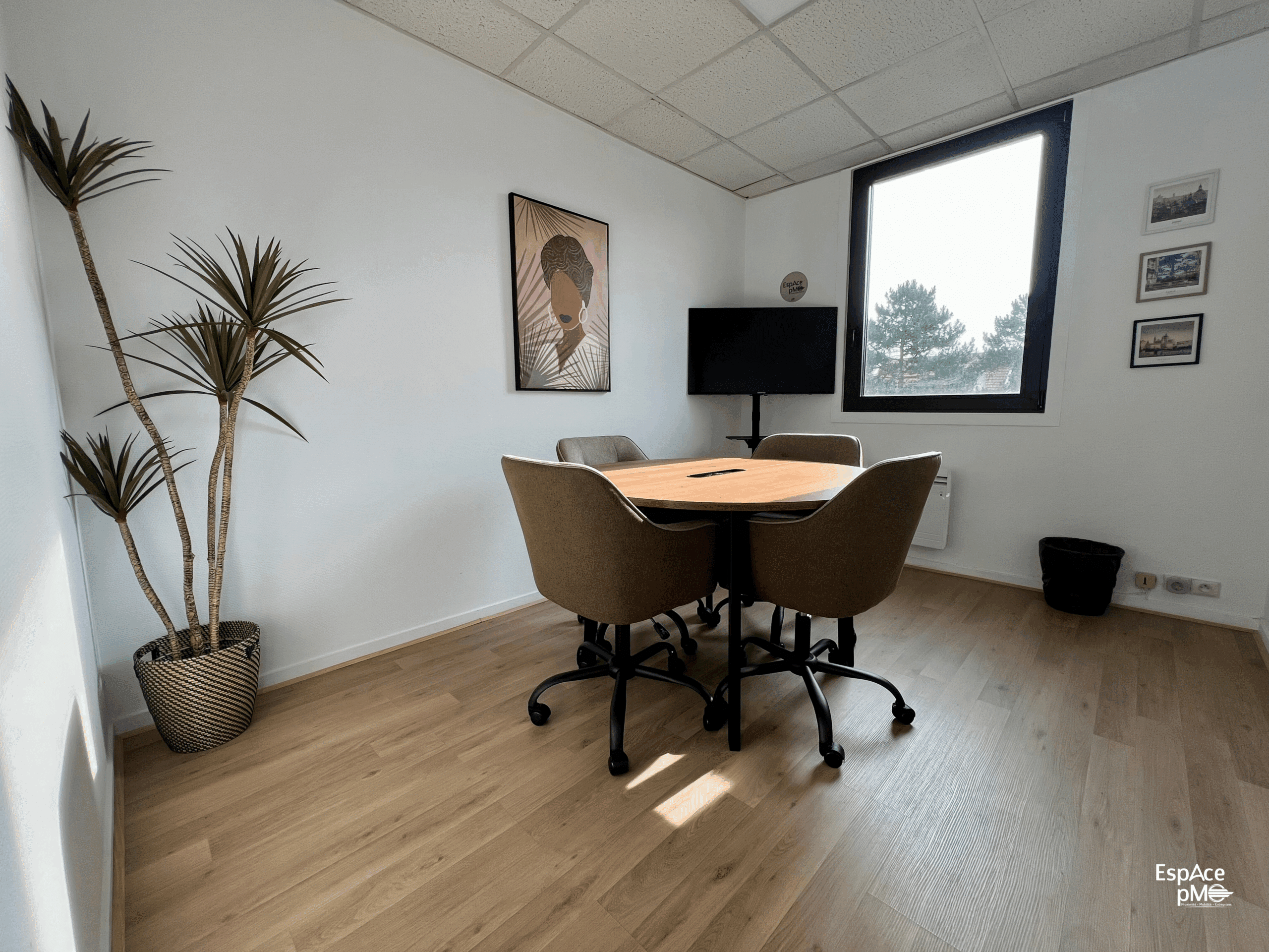 Salle de réunion équipée avec une lumière naturelle