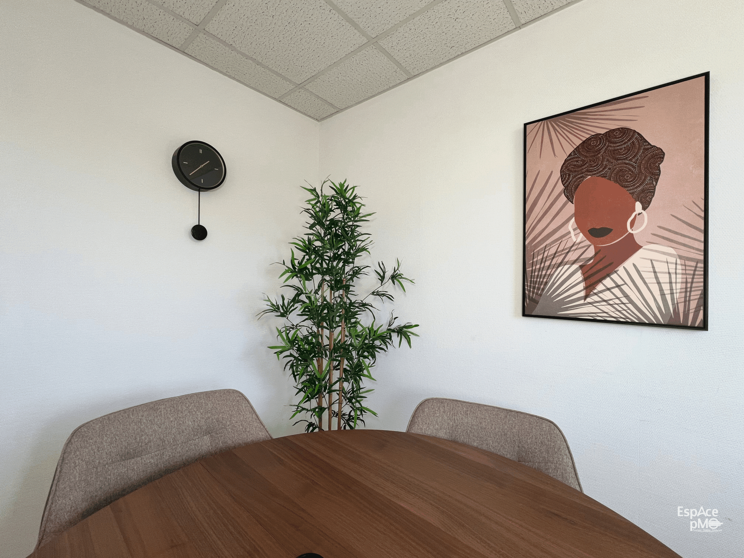 Salle de réunion fonctionnelle dans un espace de coworking flexible