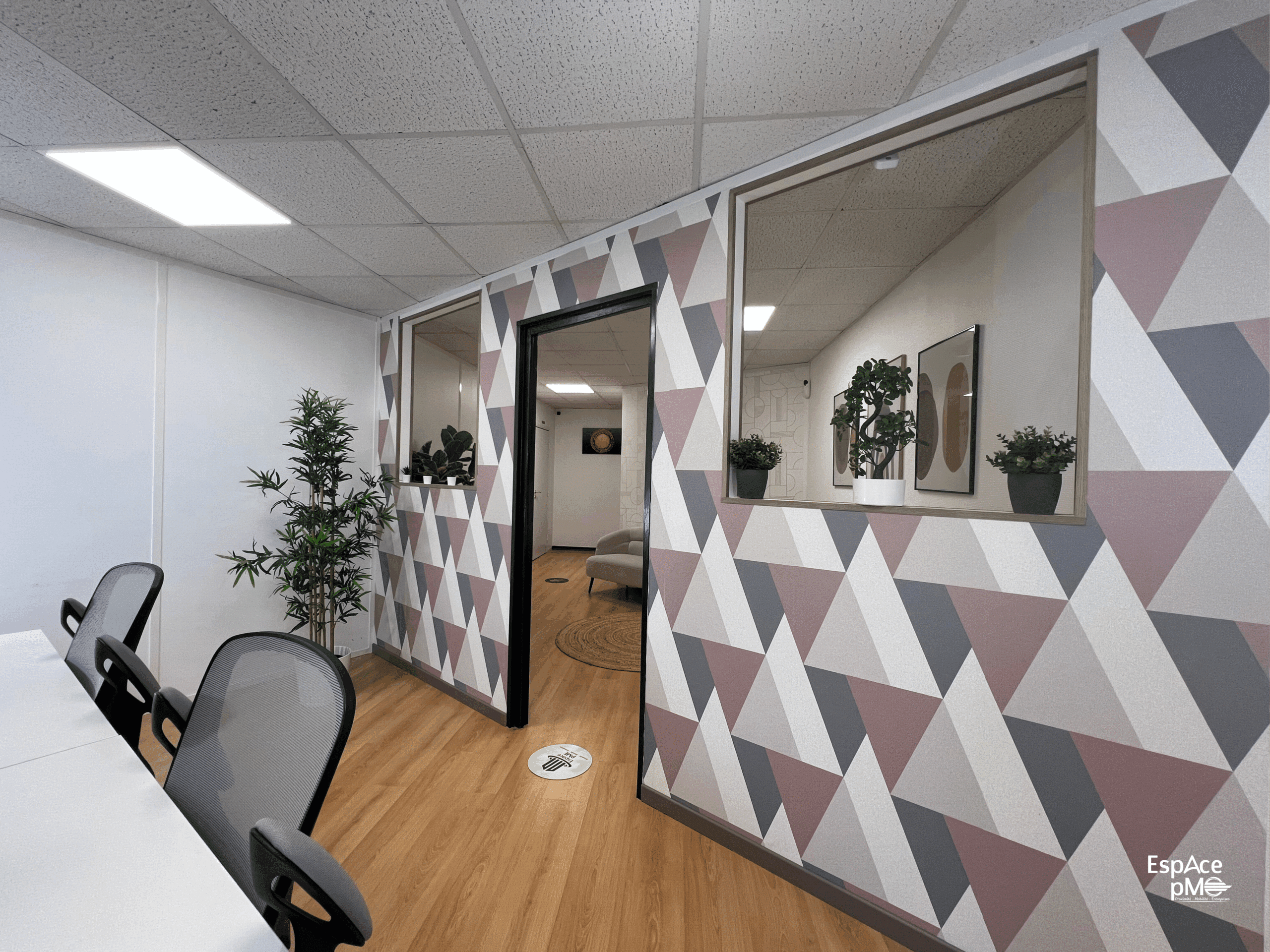 Espace de coworking aménagé et équipé pour travail collaboratif et stimulant
