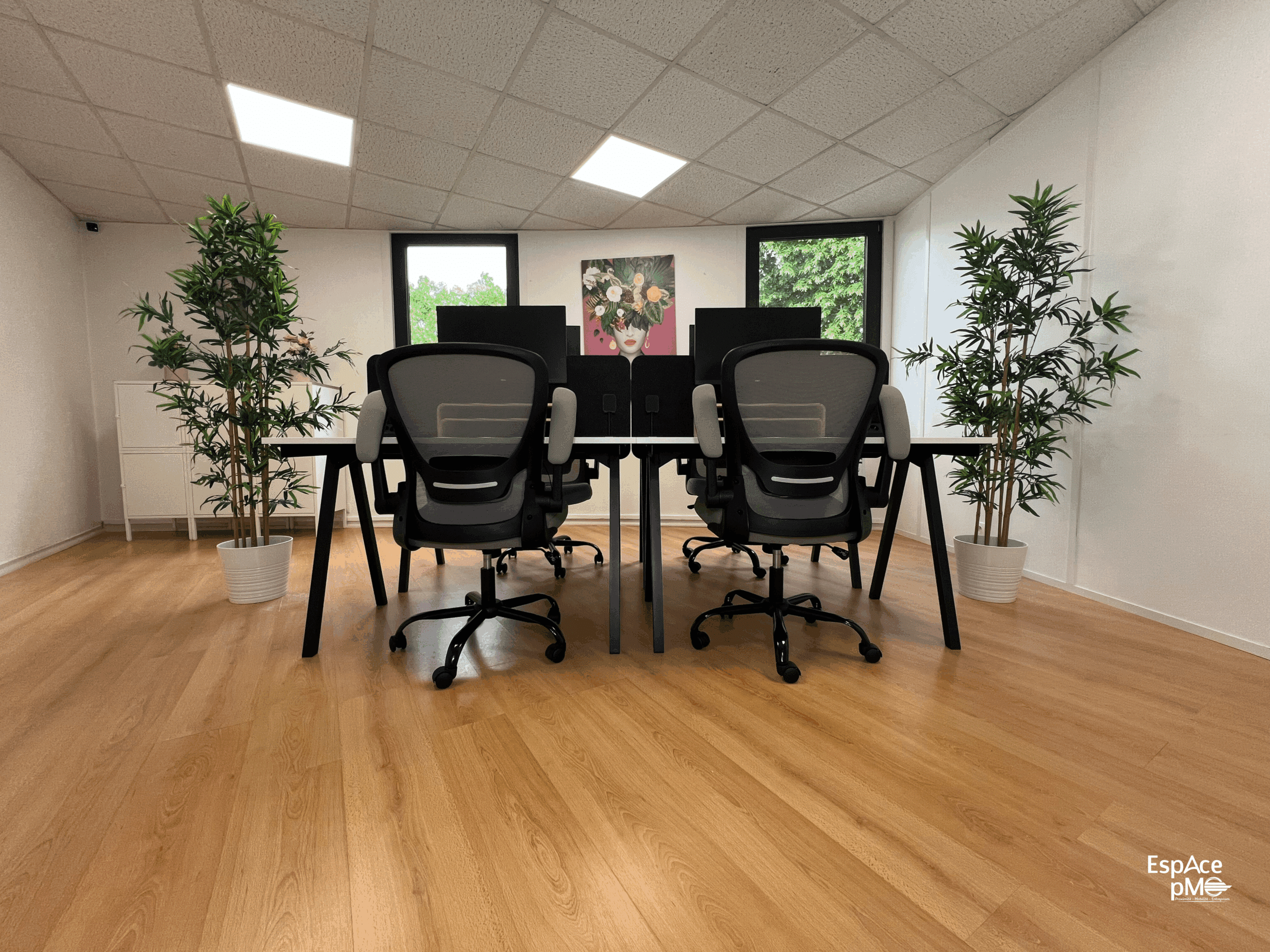 Open space de coworking chaleureux avec nombreux postes disponibles