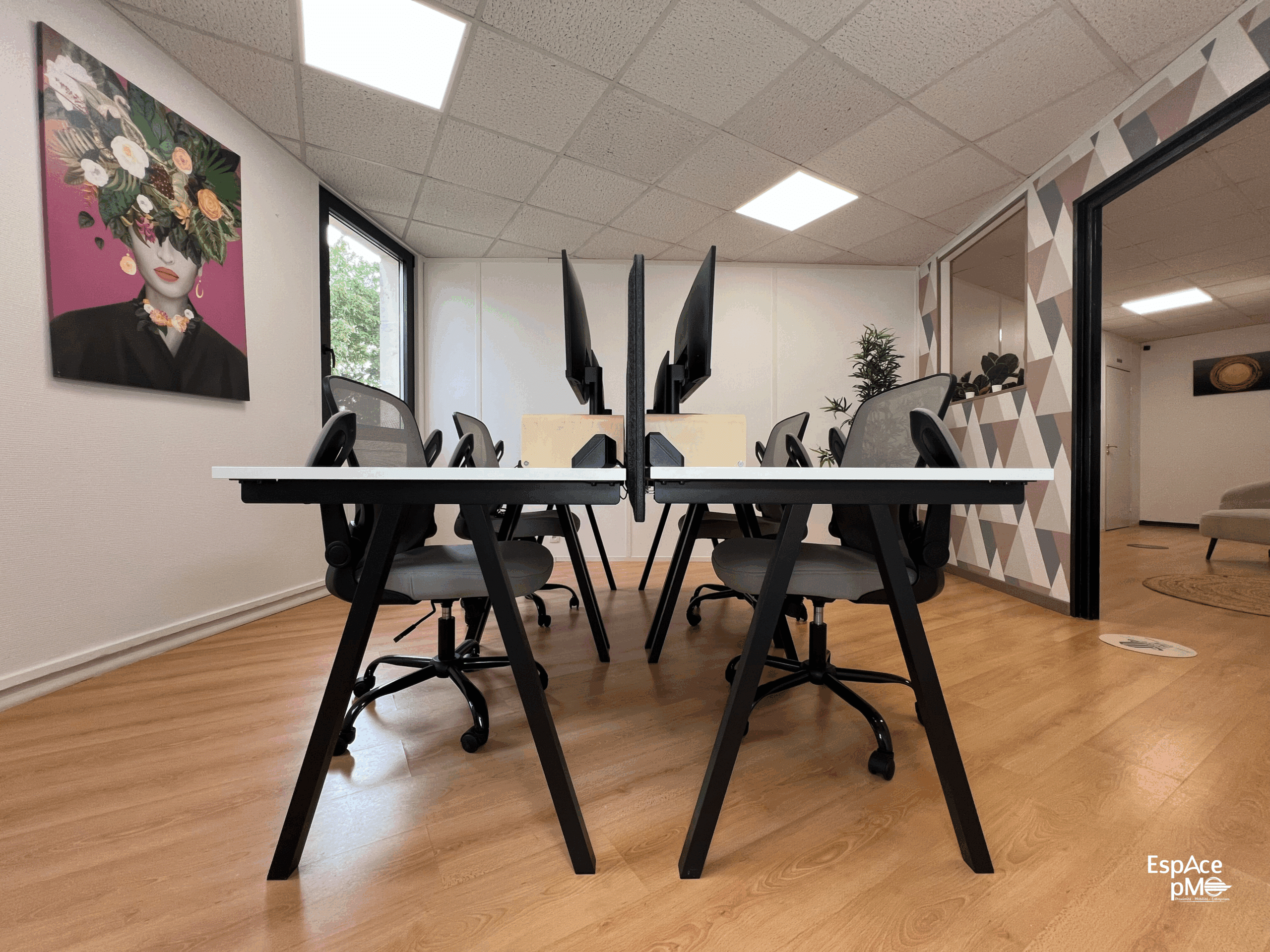 Espace collaboratif de coworking équipé de plusieurs postes de travail